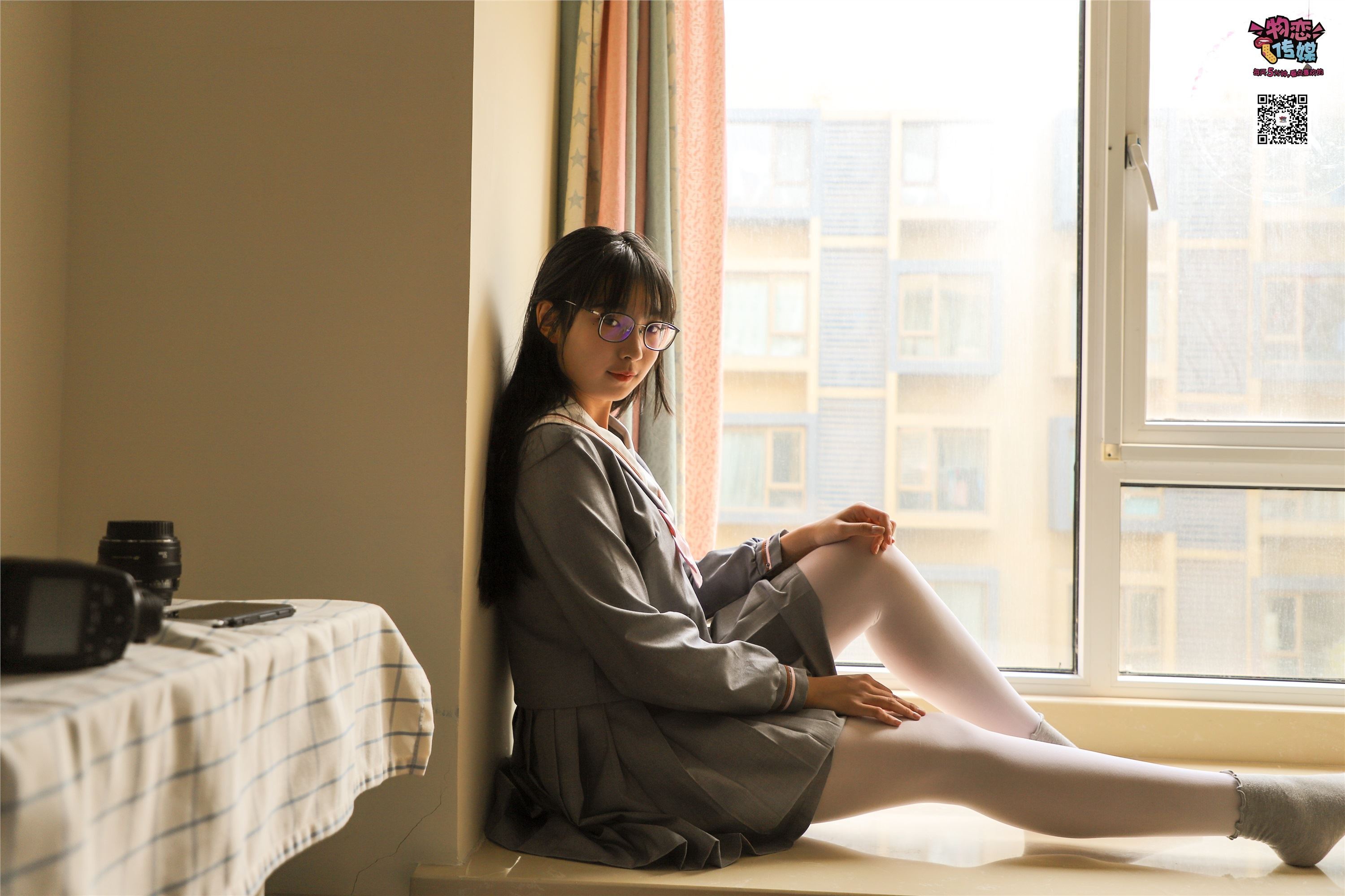 物恋传媒 No.005 JK制服高中小姐姐，棉袜加丝袜